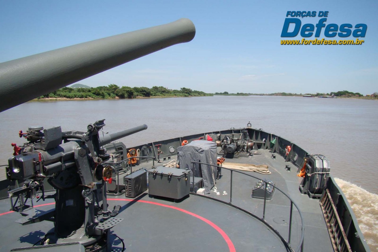 Monitor Parnaíba navegando no rio Paraguai - canhão de 76mm e tubo de canhão de salva de 47mm - foto Nunão - Forças de Defesa