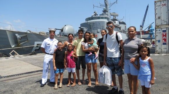 Familiares recebem militar natelense que serve  embarcado na Fragata