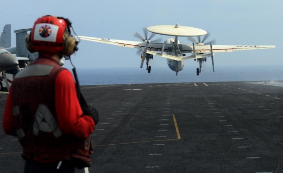 EC-2 Hawkeye decola do CVN 74 na área da sétima frota - 27-3-2013 - foto Marinha dos EUA