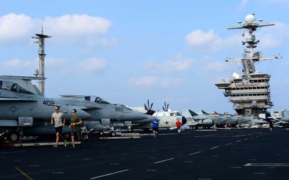 Marinheiros correm no convoo do USS John C Stennis - CVN 74 - em 29-3-2012 - navio na área da 7th Fleet - foto USN