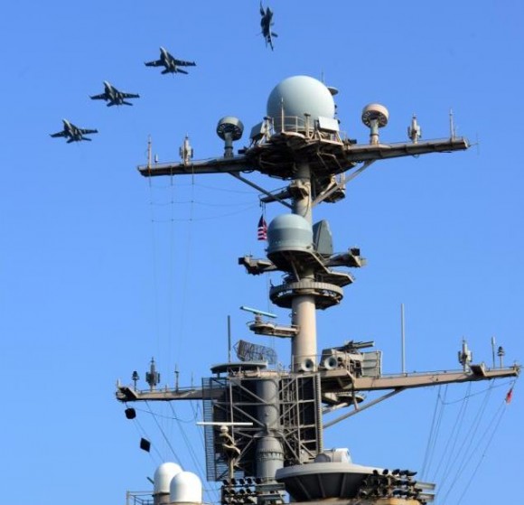 Super Hornets sobrevoam USS John C Stennis - CVN 74 - em 22-3-2012 - navio na área da 5th Fleet - foto USN