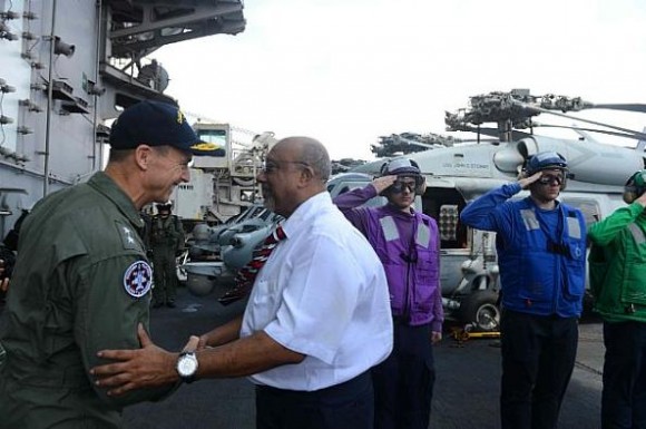 Vice president Mohamed Waheed Dean das Maldivas a bordo do CVN 74 em 29-3-2013 - foto USN