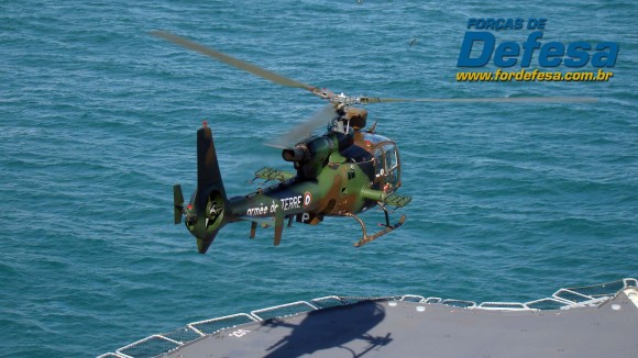 Helicóptero Gazelle do Exército Francês decola do BPC Dixmude da Marinha Francesa - foto Nunão - Forças de Defesa