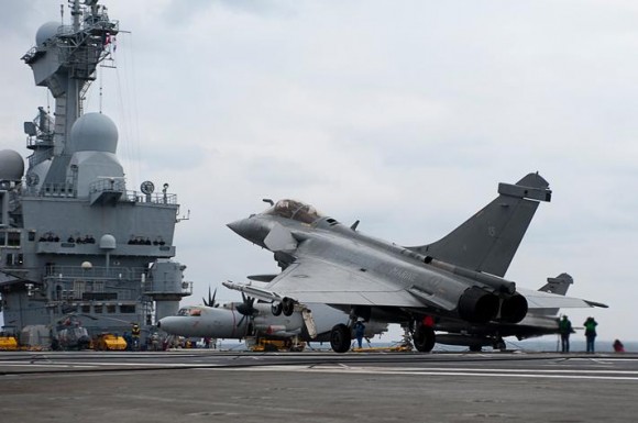 caça Rafale no porta-aviões Charles de Gaulle - foto Marine Nationale