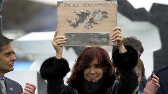 cristina-fernandez-kirchner-placa-malvinas-20120402-size-598