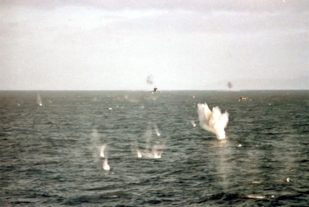A-4 atacam a HMS Broadsword no dia 25 de maio de 1982