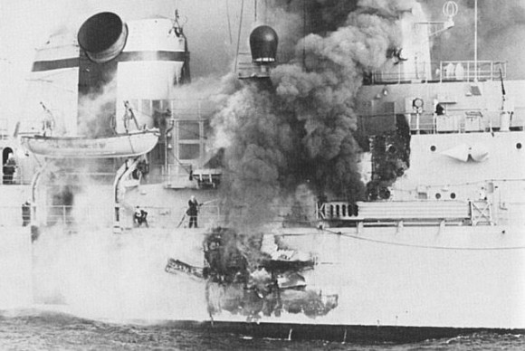 O tamanho do rombo provocado pelo impacto do míssil Exocet AM39 no HMS Sheffield. Até hoje há dúvidas se o a cabeça explosiva do míssil explodiu ou não, mesmo entre os tripulantes. O fato é o combustível residual acabou provocando um incêndio que se alastrou rapidamente em todo o navio. 20 tripulantes perderam a vida.