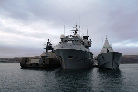 HNoMS Valkyrien da Dinamarca com HMS Visby da Suécia a contrabordo - foto Forças Armadas da Suécia