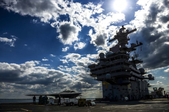 X-47B em testes pré-operacionais no convoo do USS George HW Bush - CVN 77 - foto USN