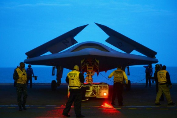 X-47B no convoo do USS George HW Bush - CVN 77 - foto USN