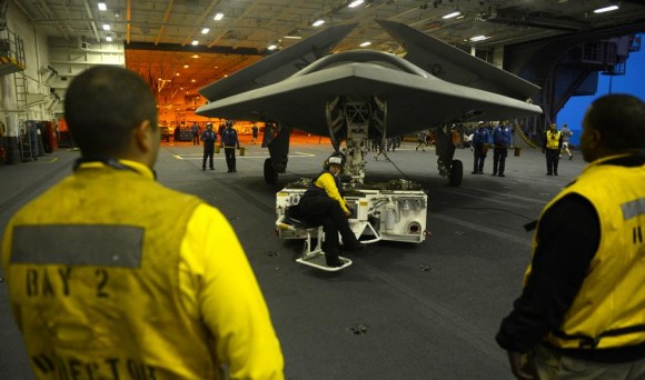 X-47B no hangar do USS George HW Bush - CVN 77 - foto 2 USN