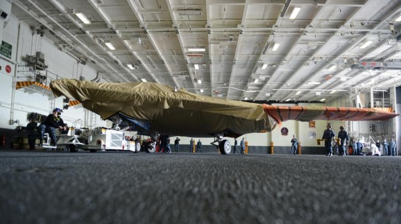 X-47B no hangar do USS George HW Bush - CVN 77 - foto USN