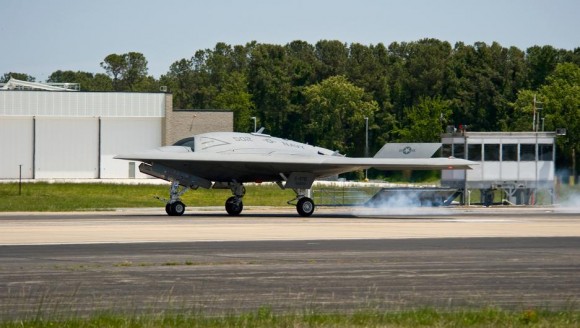 X-47B pousa na Naval Air Staion Patuxent River após ser lançado do CVN 77 - foto USN