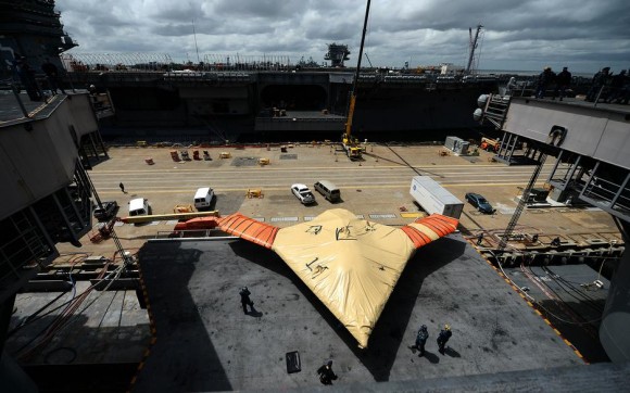 X-47B sendo recebido no USS George HW Bush - CVN 77 - foto 2 USN