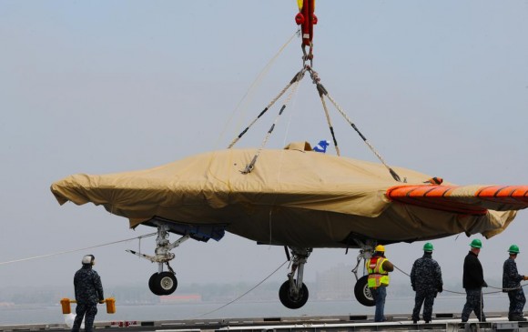 X-47B sendo recebido no USS George HW Bush - CVN 77 - foto USN