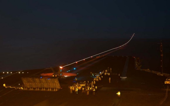 Super Hornet decola de porta-aviões USS Nimitz - CVN 68 - deixando um risco no céu noturno - foto USN