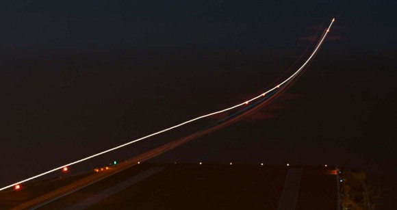 Super Hornet decola de porta-aviões deixando um risco no céu noturno - foto USN