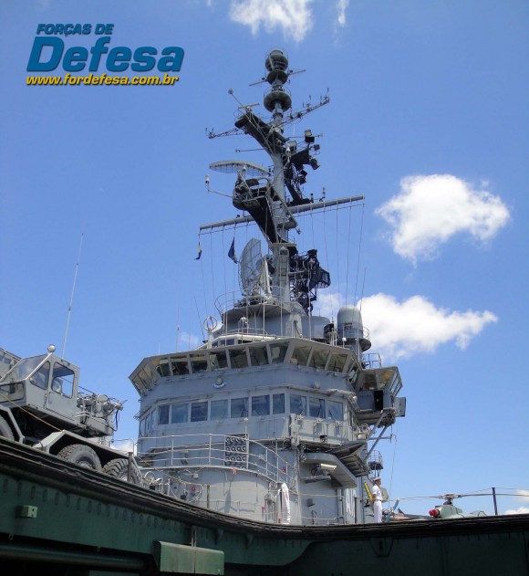 Ilha do NAe São Paulo vista do elevador de vante - foto Nunão - Poder Naval - Forças de Defesa