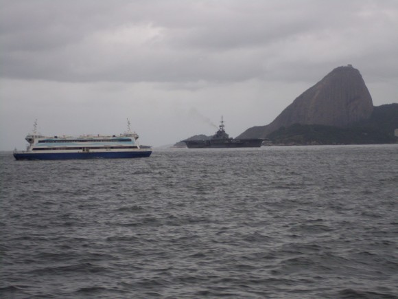 NAe Sâo Paulo retornado para a Baía de Guanabara em 24.7.13 - Foto Carlos Vittor