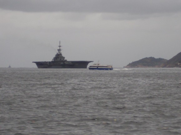 NAe São Paulo retornando entrando na Baía de Guanabara em 24.7.13 - Foto Carlos Vittor