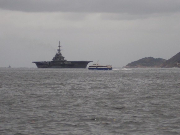 NAe São Paulo retornando entrando na Baía de Guanabara em 24.7.13 - Foto Carlos Vittor