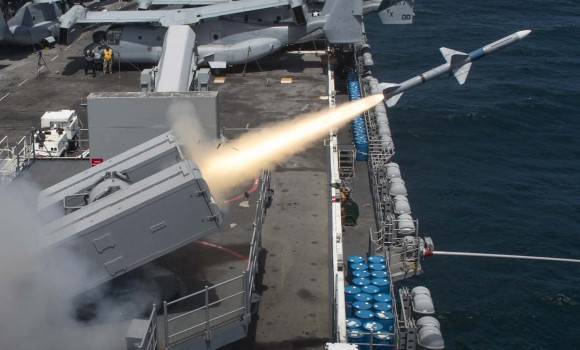 USS Boxer lança Sea Sparrow - detalhe ampliado - foto USN