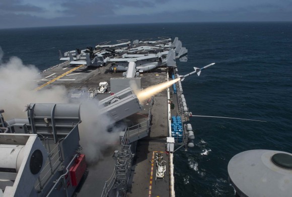 USS Boxer lança Sea Sparrow - foto USN
