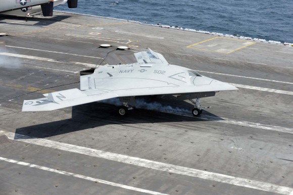  X-47B faz pouso enganchado no CVN 77 - foto 3 USN.jpg