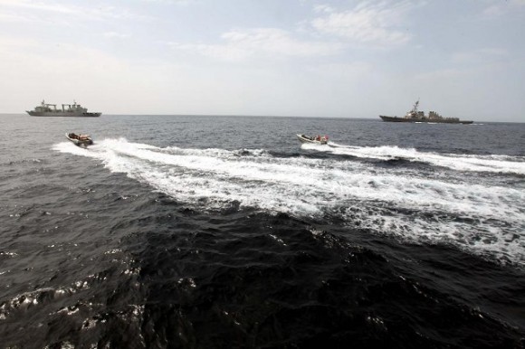 Chinese_and_US_soldiers_participate_in_counter-piracy_exercise