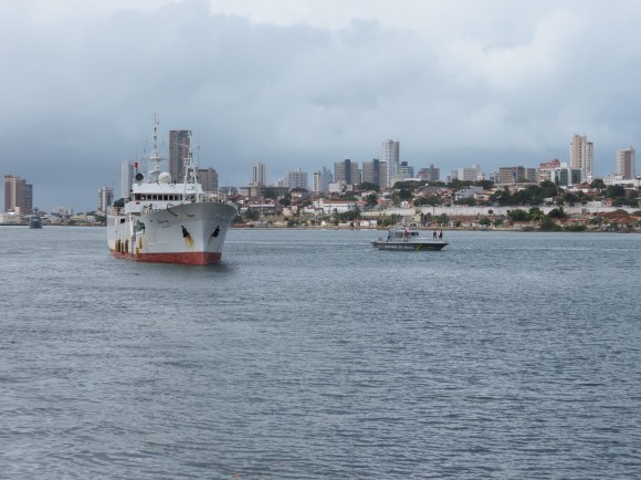 Embarcação da Capitania dos Portos do RN escolta navio apreendido