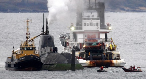 Rebocadores se mover para ajudar a Royal Navy submarino nuclear HMS Astute, depois que encalhou em águas rasas ao largo da ilha de Skye, na Escócia, Sexta-feira 22 de outubro de 2010. O Ministério da Defesa insistiu que o acidente não foi um incidente nuclear, que o submarino permaneceu estanque, e que não há nenhuma indicação de todos os problemas ambientais, como resultado do acidente. O Astute é o maior e mais poderoso submarino de ataque já construído para a Royal Navy, e mede cerca de cem metros da proa à popa, e é mais do que dez ônibus de Londres