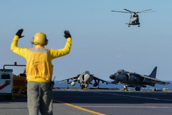 Harrier AV8B e EH 101 operando no Cavour no Brilliant Mariner 2013 da OTAN - foto Marinha Italiana