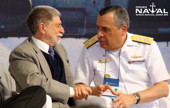  comandante MB Moura Neto conversa com ministro da Defesa Celso Amorim - foto Nunão - Poder Naval