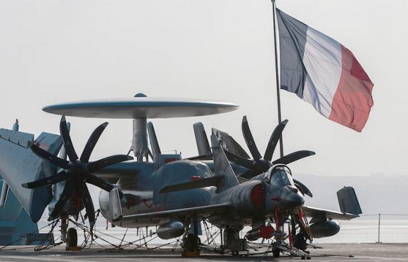 Aeronaves do Charles de Gaulle em escala no Dibouti em dez 2013 - foto Marinha Francesa