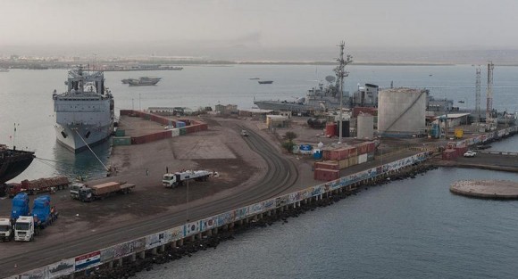 Fragata Antissubmarino Jean de Vienne e navio tanque Meuse em escala no Djibouti - foto 2 Marinha Francesa