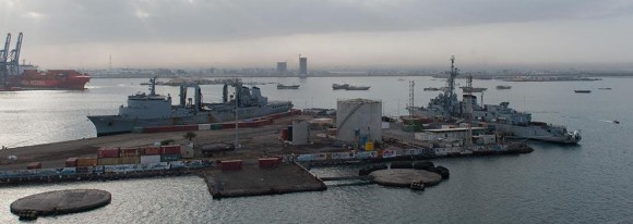 Fragata Antissubmarino Jean de Vienne e navio tanque Meuse em escala no Djibouti - foto Marinha Francesa