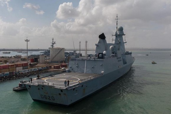 Fragata de Defesa Aérea Forbin em escala no Djibouti - foto Marinha Francesa