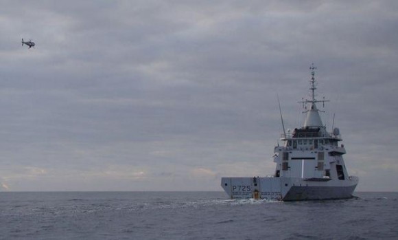 S-100 operando com navio patrulha L Adroit - foto Marinha Francesa