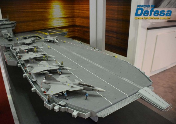 Sea Gripen em maquete do NAe São Paulo na LAAD 2013 - foto 2 Forças de Defesa