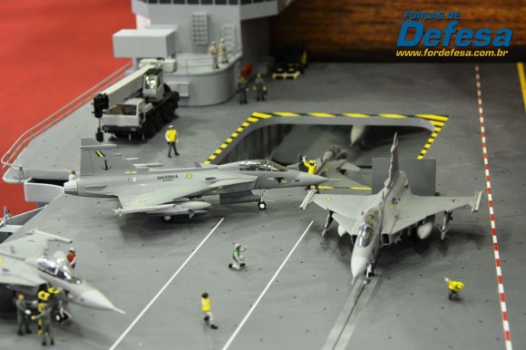 Sea Gripen em maquete do NAe São Paulo na LAAD 2013 - foto 3 Forças de Defesa