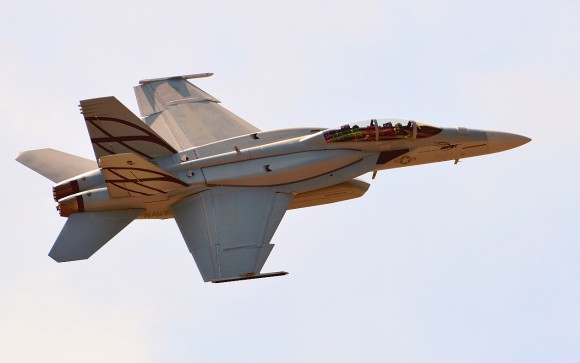 Super Hornet com tanques conformais