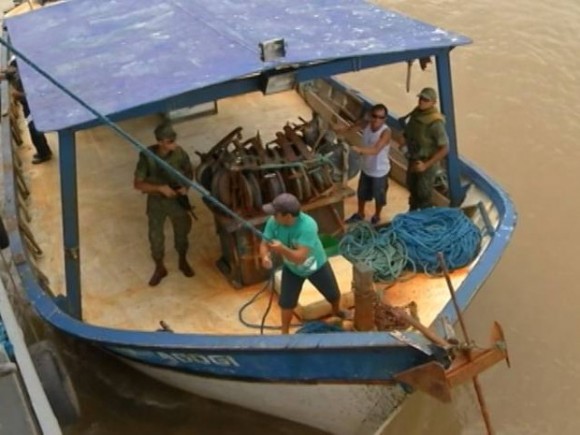 Embarcação pesqueira foi apreendida.