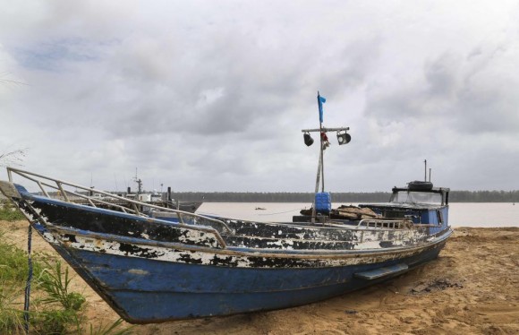 barco pesqueiro apreendido em 20 fev 2014 pelo La Gracieuse - foto Marinha Francesa