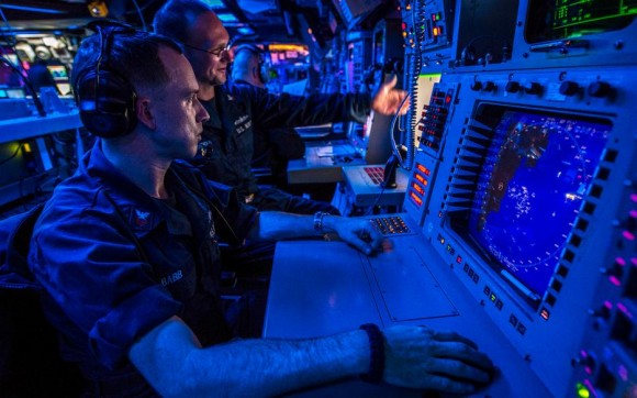 CIC do USS Donald Cook - DDG 75 - console do CIWS para contatos de superfície e aéreos - foto USN 11 de abril 2014