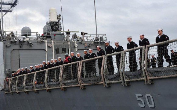 USS Taylor - fragata classe Oliver Hazard Perry - deixando a Flórida em janeiro de 2014 - foto 2 USN