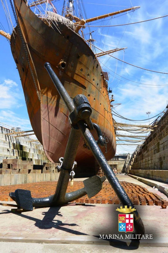 Amerigo Vespucci - veleiro no dique - foto Marinha Italiana