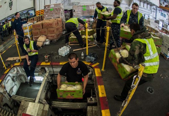 Interior do USS Carl Vinson - CVN 70 - em operação de reabastecimento - foto USN