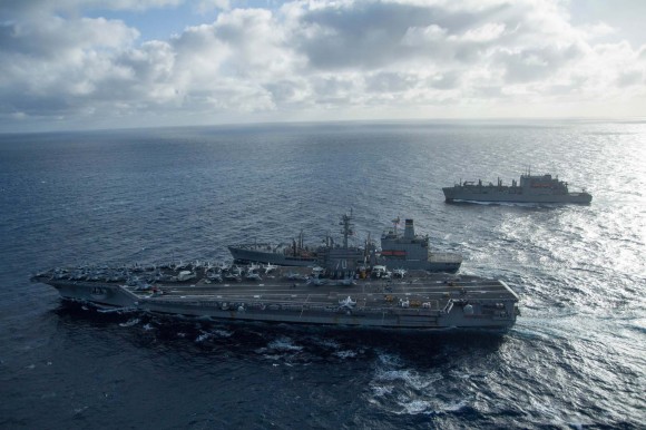 USS Carl Vinson - CVN 70 é reabastecido pelo USNS Yukon - T-AO 202 - foto 2 USN