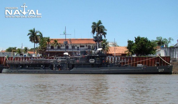 monitor Parnaíba atracado a contrabordo do transporte Paraguassu em Ladário - foto Nunão - Poder Naval