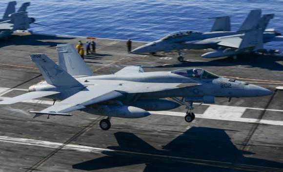 Super Hornet do VFA 81 Sunliners operando no USS Carl Vinson - foto USN